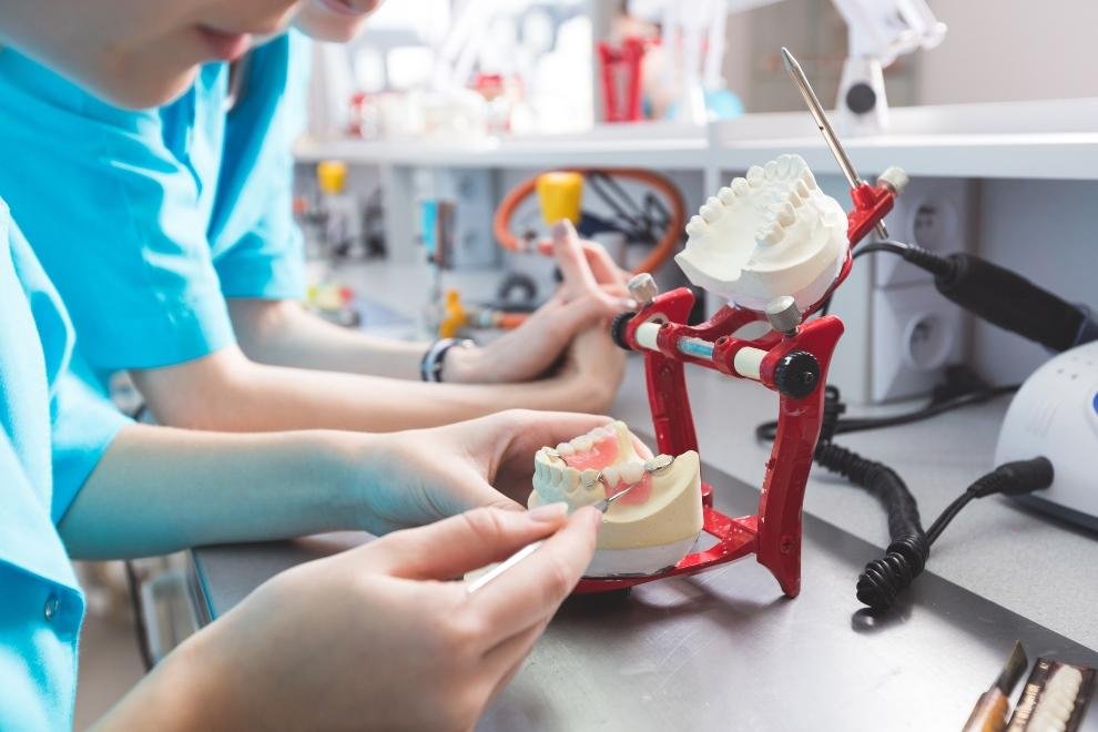 Prótesis dentales sobre un modelo de yeso, mostrando el detalle y precisión en su fabricación en un laboratorio.